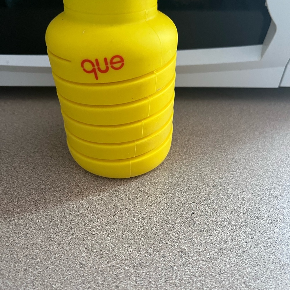 QUE expandable water bottle Authentic